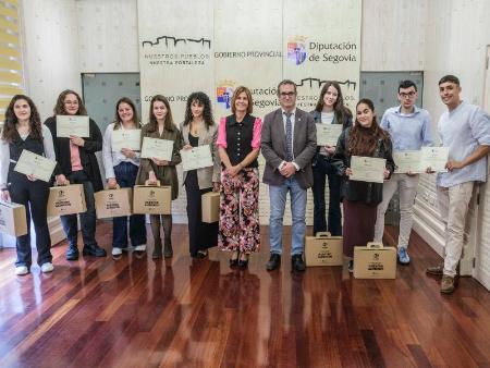 Imagen La Diputación agradece su labor a los quince titulados universitarios que se despiden tras realizar prácticas formativas en la institución durante un año