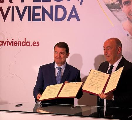 Imagen Miguel Ángel de Vicente firma dos protocolos de colaboración en materia de vivienda rural con el presidente de la Junta de Castilla y León con el objetivo de fijar población en el territorio