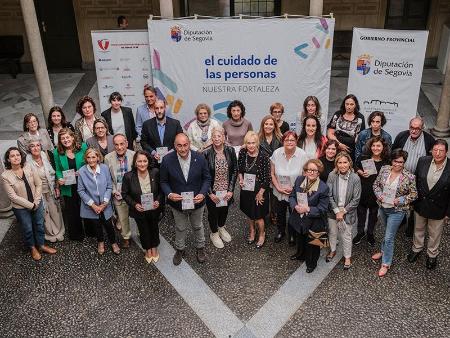 Imagen La Diputación colabora con la Plataforma del Voluntariado en la edición de una guía que aglutina las veintisiete entidades de carácter social a las que acudir